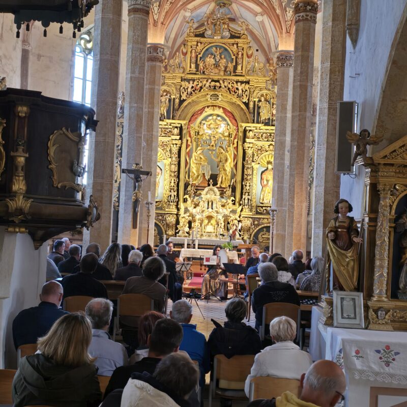Vodenja v maju in koncert glasbene šole v cerkvi v Crngrobu